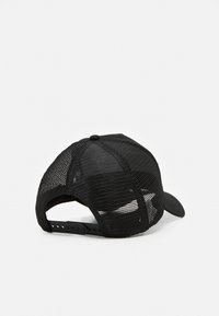 Svart caps med strukturert foran og mesh bak. Har justerbar stropp og buet brem. Teksturert mønster på mesh for pusteevne.