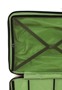 Zelená látková vnitřní část kufru s hladkou texturou, uzavíratelnou kapsou a černými síťovými křížovými popruhy pro zajištění věcí.