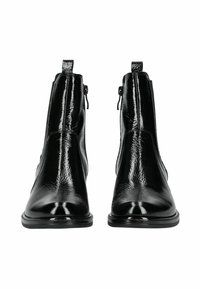 Stivali alla caviglia neri in pelle lucida, con un design elegante, gambale alto e cerniere laterali. La punta è rotonda con una texture liscia.