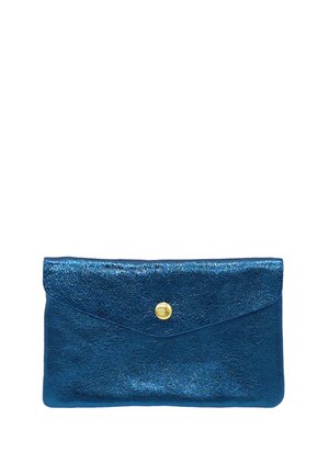 Pochette en cuir bleu métallique avec un rabat fermé par un petit bouton rond en or.