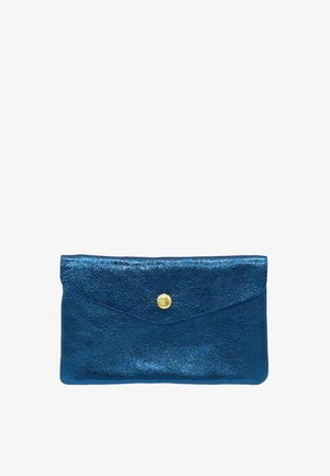 Pochette en cuir bleu métallique avec un rabat fermé par un petit bouton rond en or.