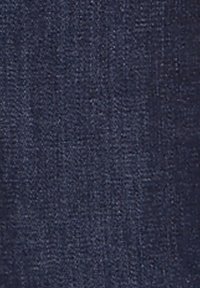 Mörkblå denimtyg med en slät yta och lätt stretch, med en enhetlig färg och subtila texturvariationer.