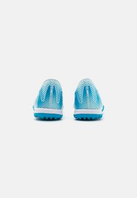 Zapatillas deportivas azules con una parte superior de malla texturizada, contorneadas en un azul más claro, que presentan acentos con patrones y suelas de tracción de goma.