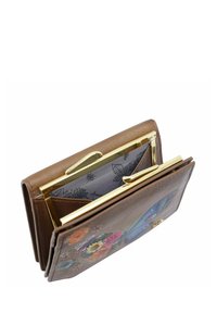 Bruine leren portefeuille met een bloemmotief en een blauwe vlinder, voorzien van gouden hardware en een interieur met bloemmotief. Vouwontwerp voor gemakkelijke toegang.