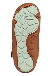 Braune Gummisohle mit einem strukturierten, mintgrünen Profilmuster, das verschiedene geometrische Formen zeigt. Akzente sind ein Logo und strapazierfähige Kanten.