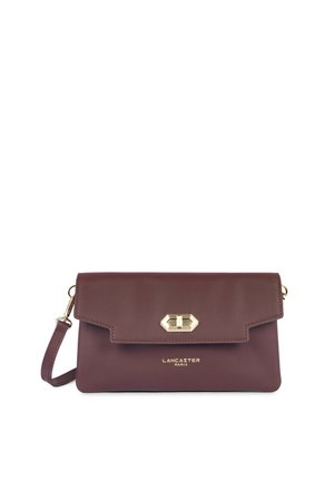 Pochette rectangulaire en cuir marron foncé avec fermeture à verrou doré et logo "Lancaster Paris" embossé en or sur le devant.