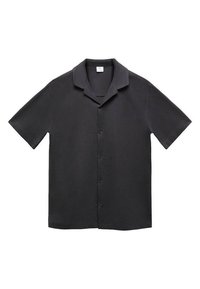 Camicia nera a maniche corte con bottoni e colletto a campana, esposta piatta su uno sfondo bianco.