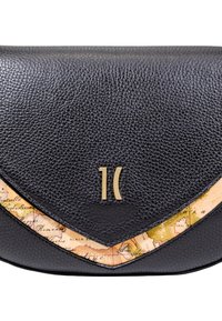 Borsa in pelle nera con texture, dotata di un cappuccio curvo, caratterizzata da un motivo mappa sul bordo inferiore e logo in metallo dorato.