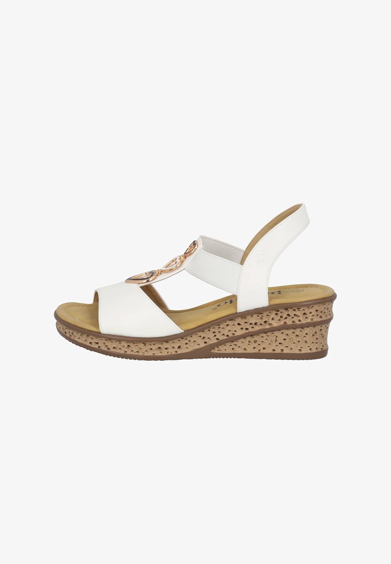 Sandali con zeppa bianchi e base marrone textured, con cinturini elasticizzati e un dettaglio metallico decorativo sulla parte anteriore. Design open toe.