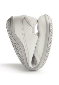 Scarpe slip-on bianche in pelle con design curvo, finitura testurizzata e suola in gomma con motivo a battistrada.