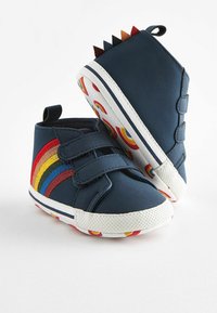 Granatowe buty typu high-top na rzepy; posiadają kolorowy wzór tęczy z boku oraz teksturowaną białą gumową podeszwę.