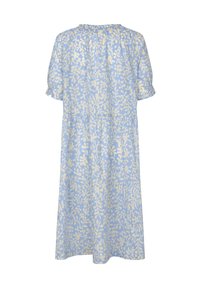 Světle modré šaty s bílým květinovým vzorem, krátké puffové rukávy, nařasený výstřih a vrstvený design. Bavlněná tkanina s jemnou texturou.