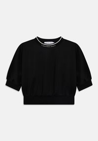 Camiseta negra de manga corta con cuello redondo. Fabricada en un tejido suave, presenta una cintura ceñida y un sutil acento blanco en el cuello.