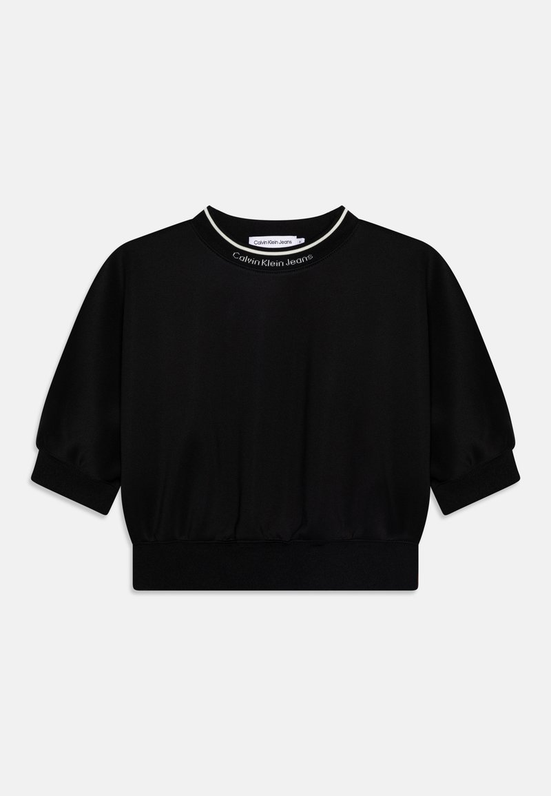 Camiseta negra de manga corta con cuello redondo. Fabricada en un tejido suave, presenta una cintura ceñida y un sutil acento blanco en el cuello.