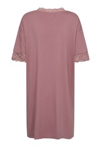 Kort pink natkjole med korte ærmer; har en delikat blondekant på ærmerne og i halsen; lavet af blødt, let stof.