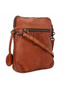 Borsa a tracolla in pelle marrone con zip superiore, tasca frontale, dettagli intrecciati sui lati e tracolla regolabile. Caratterizzata da un logo impresso.