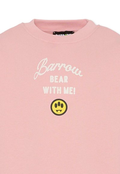 Różowa bluza z okrągłym dekoltem. Zawiera białe napisy "Barrow BEAR WITH ME!" oraz grafikę żółtej uśmiechniętej buźki z kłami. Miękka tekstura materiału.