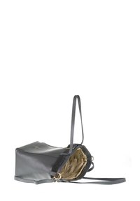 Borsa in pelle grigia con superficie testurizzata, apertura superiore, tracolla regolabile e interno beige a motivo. Dettagli in acciaio dorato.
