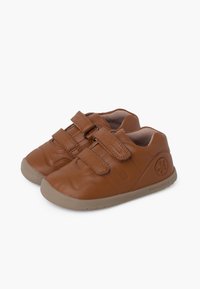 Scarpe in pelle marrone con due larghe ciabatte in velcro, punta rotonda, superficie testurizzata e suole in gomma grigia chiara. Logo del marchio sul lato.