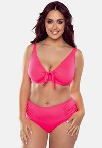 Set di bikini rosa brillante composto da un bralette con dettaglio nodo frontale e slip a vita alta con arricciatura laterale. Texture liscia.