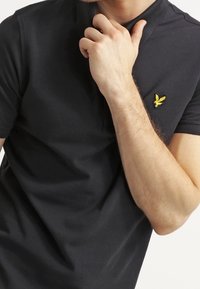 Lyle & Scott Polotričko - black