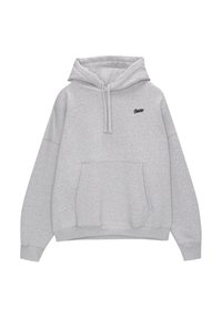 Harmaa huppari, joka on valmistettu pehmeästä kankaasta. Siinä on kiristysnauhalla varustettu huppu, etutasku ja kirjailtu logo rinnassa. Reilun mittainen, resorilla viimeistelty helma.