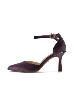 Zapato de tacón alto de terciopelo púrpura con puntera afilada, correa en el tobillo y hebilla decorativa con joyas.