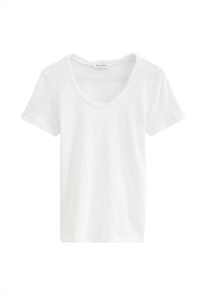 Witte katoenen T-shirt met korte mouwen en een brede ronde hals, plat gelegd op een witte achtergrond.