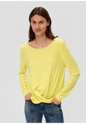 Lange mouwen gele lichte top met een ronde hals en een relaxte fit, gecombineerd met donkerblauwe spijkerbroek. Zachte textuur en casual stijl.