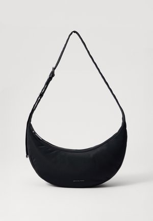 Czarna torebka na ramię w kształcie półksiężyca z regulowanym paskiem i zamkiem błyskawicznym, minimalistyczny design, małe logo "Michael Kors" na dole na środku.