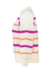 Pull tricoté couleur crème avec des rayures horizontales en rose, orange et lavande. Il présente un col rond et des poignets côtelés. Texture douce.