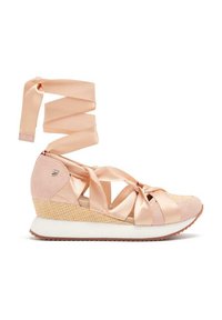 Zapatillas cuña en rosa suave con lazos de cinta de satén, upper de tejido texturizado y plataforma trenzada, con una suela blanca en contraste.