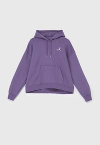 Fioletowa bluza z kapturem z kieszenią kangurka, regulowanym sznurkiem przy kapturze oraz haftowanym logo. Wykonana z miękkiej, teksturowanej tkaniny, o luźnym kroju.