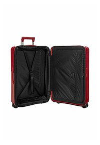Valigia rigida rossa con cerniera, tasca interna in rete, cinghie incrociate regolabili e rivestimento nero liscio. Ruote posizionate per una maggiore stabilità.