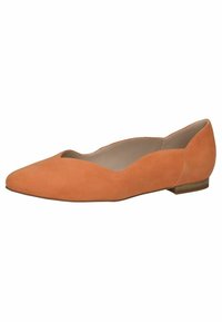 Zapato plano de suave ante coral con punta afilada y diseño recortado. Cuenta con un tacón bajo y un forro interior suave.