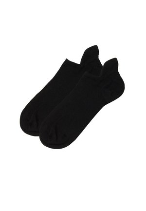 Par de calcetines negros sencillos hasta el tobillo, extendidos sobre un fondo blanco.