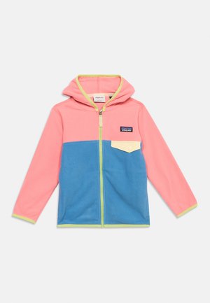 Barn fleecejakke med hette, rosa ermer og overdel, blå underdel, gul kant, frontglidelås og brystlomme med knappelukking.