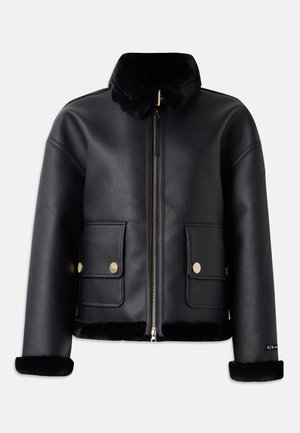 Veste en cuir noir avec un col en fausse fourrure, fermeture éclair, quincaillerie dorée et deux poches avant, présentant un design court et une texture douce.