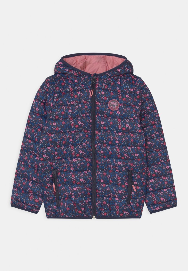 Veste matelassée marine à motif floral avec capuche, doublure rose, poches zippées et écusson circulaire sur la poitrine gauche.