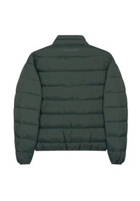Chaqueta acolchada de color verde oscuro con un diseño de rombos, cuello alzado y puños acanalados. Presenta un sutil logotipo en la parte posterior. Material suave y ligero.