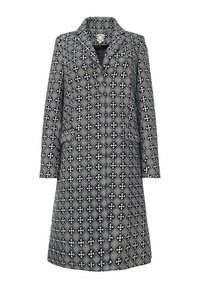 Manteau long avec un design à motifs featuring des diamants dans des couleurs bleu marine et crème. Avec col, manches longues et poches latérales.