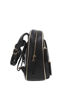 Sac à dos en cuir synthétique noir avec des accents dorés, deux zips et des bretelles ajustables. Texture lisse avec poches latérales et couture détaillée.