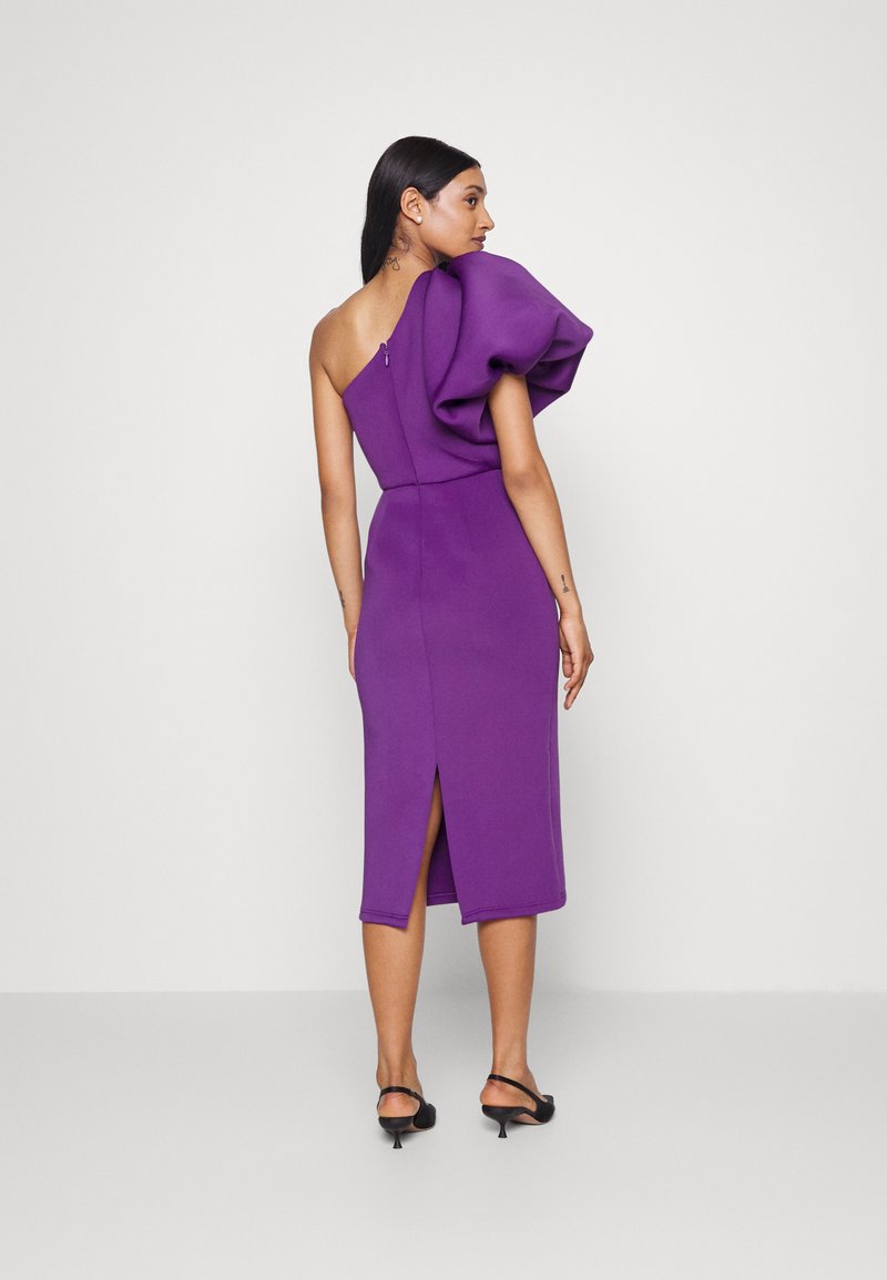 Fioletowa sukienka na jeden ramię z detalem puff, dopasowana sylwetka, długość do kolan z rozcięciem z tyłu, wykonana z teksturowanej tkaniny.