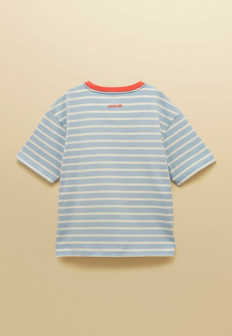 Chemise à manches courtes pour enfant avec des rayures horizontales bleu clair et blanc et un col rouge, logo « JOULES » sur le haut du dos.