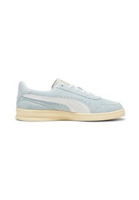Sneaker in suede celeste chiaro con accenti in pelle bianca, lacci piatti bianchi e suola in gomma crema testurizzata. Presenta dettagli perforati.