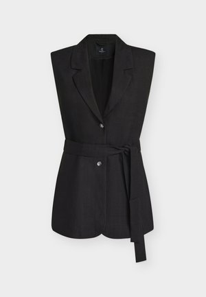 Μαύρο γιλέκο χωρίς μανίκια με οδοντωτό πέτο, δύο μπροστινά κουμπιά και δεμένη ζώνη από ύφασμα στη μέση, εμφανιζόμενο σε μονόχρωμο φόντο.