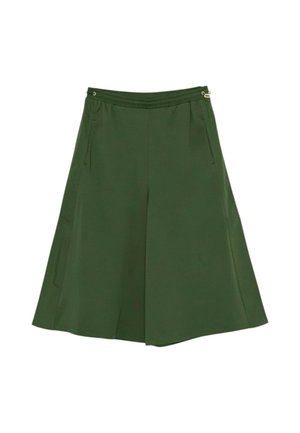 Pantaloni corti a gamba larga verde scuro con tasche laterali e vita elastica su sfondo bianco.
