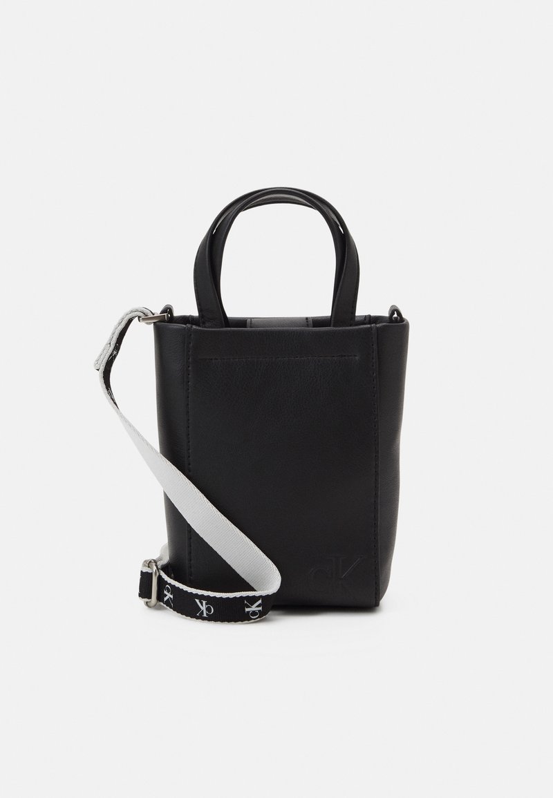 Sac fourre-tout rectangulaire en cuir noir avec double poignées et une bandoulière blanche et noire réglable et détachable.
