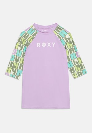 Orgonalila hosszú ujjú úszóing, színes mintás ujjakkal, amelyek blokkbetűket ábrázolnak, a mellkason fehér "ROXY" logóval.