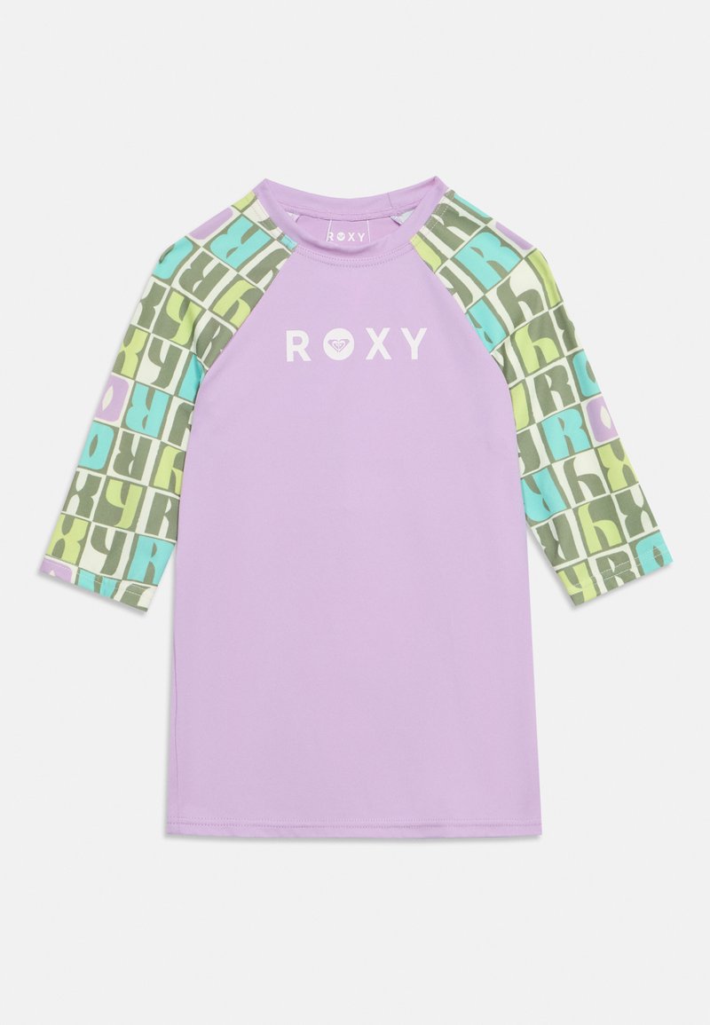 Rash guard à manches longues violet lilas avec des manches à motifs colorés affichant des lettres en bloc et un logo "ROXY" blanc sur la poitrine.